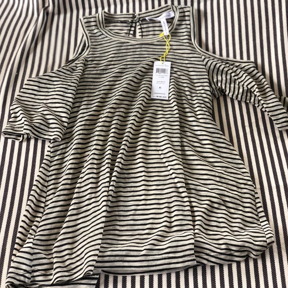 NWT BCBGeneration cold shoulder stripes top XS ✨